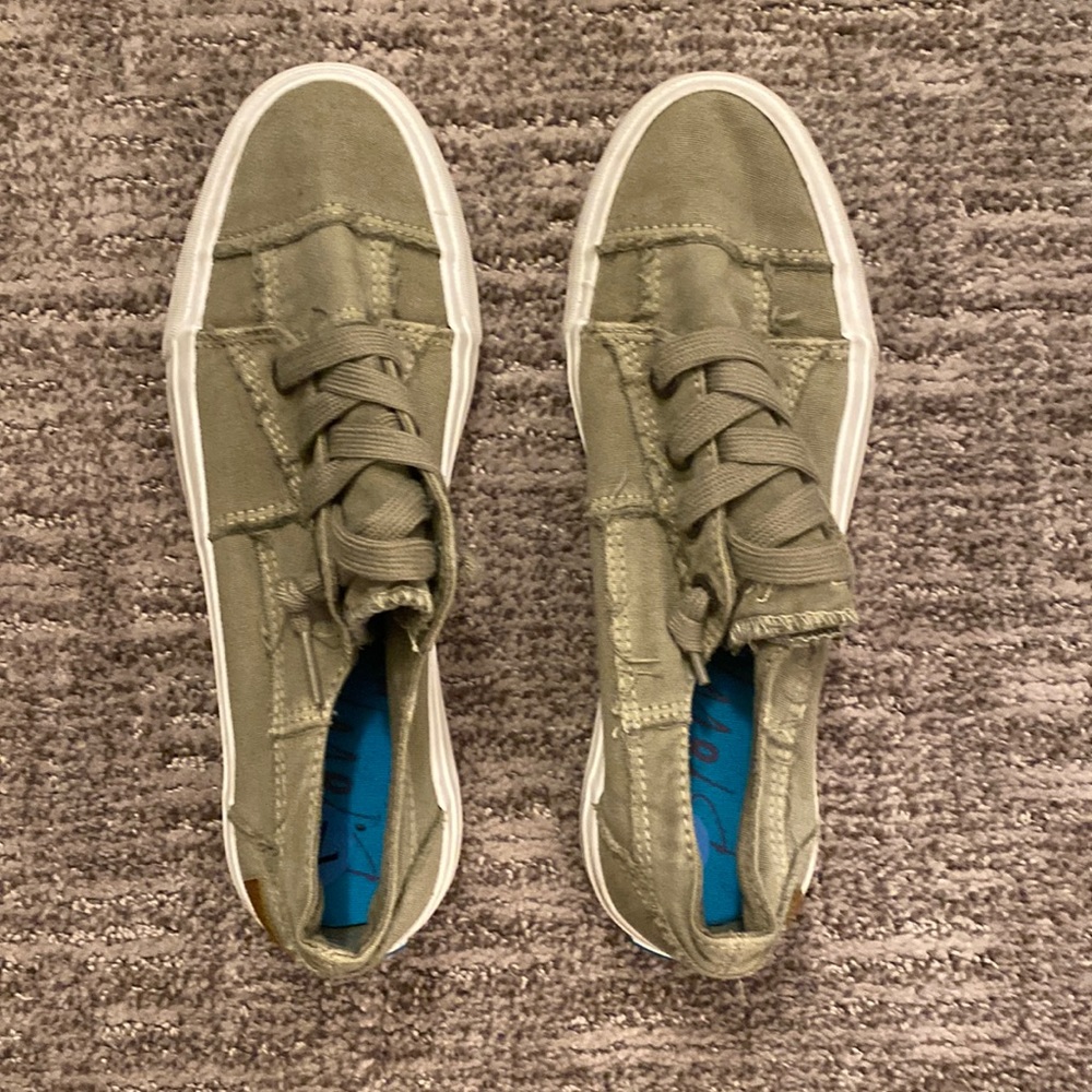 7.5 Blowfish Distressed Sneaker